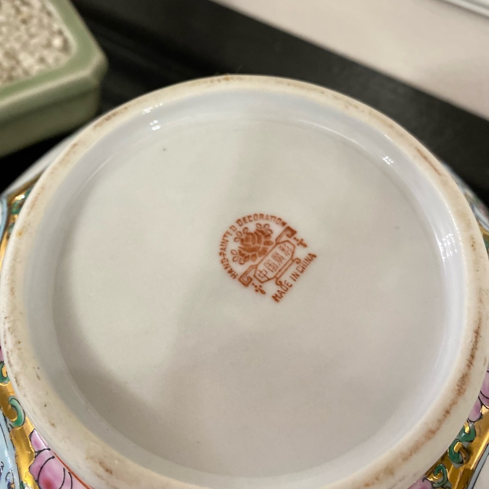 Vintage MACAU Hand-Painted Porcelain Decorative Bowl - Picture 7 of 8